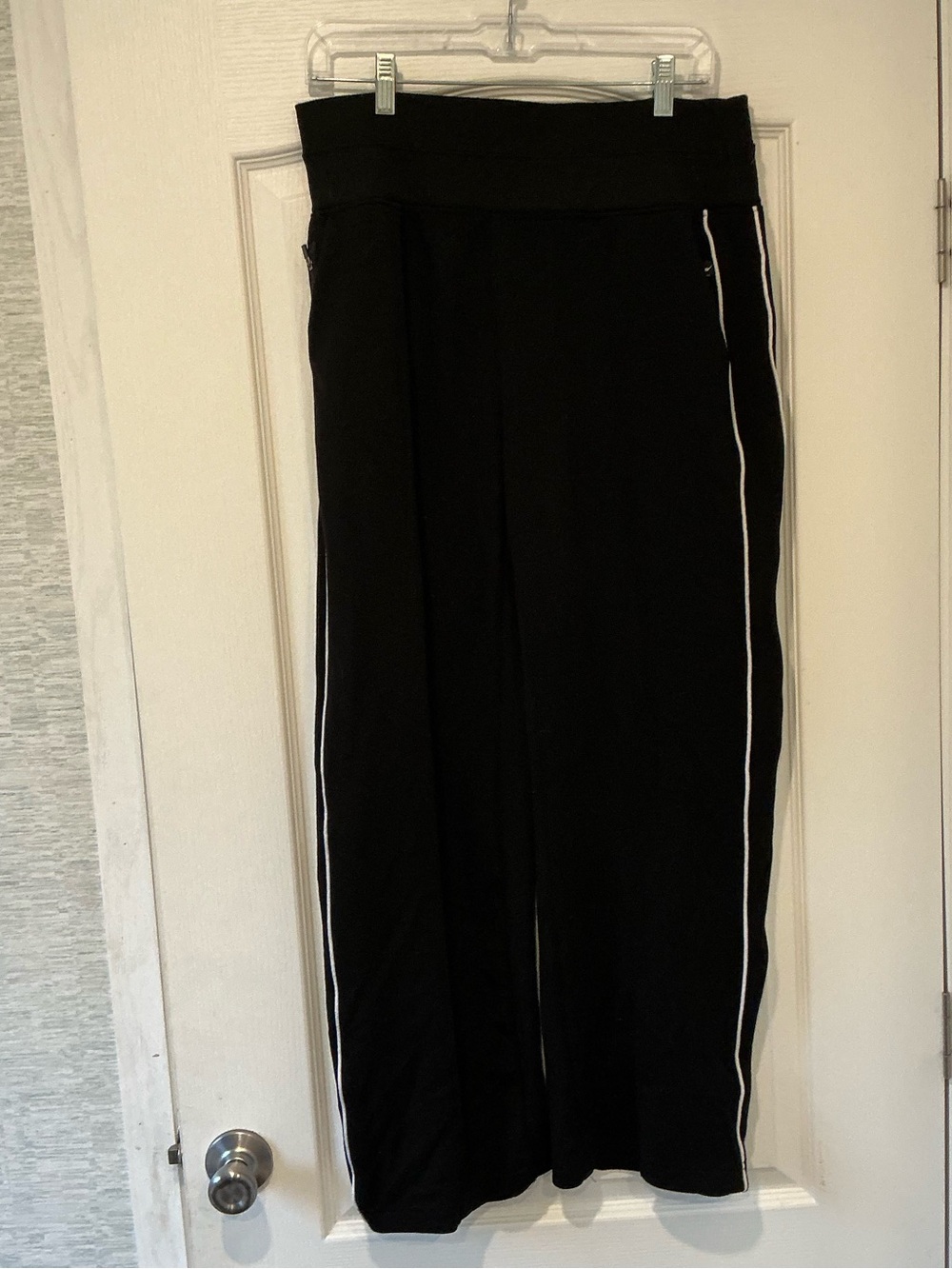 Jessica Simpson Black track pants with White Side Piping L Euc